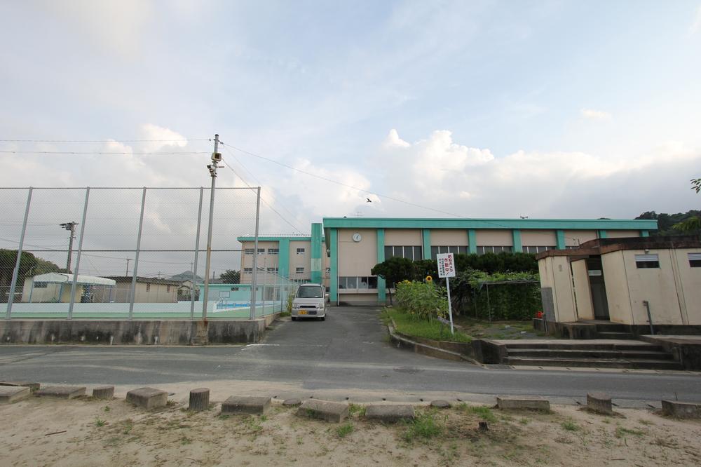Primary school. Okagaki stand Yoshiki to elementary school 833m
