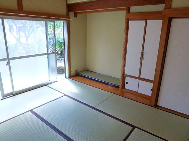 Non-living room. Alcove ・ Authentic Japanese-style room with a Buddhist altar room! 