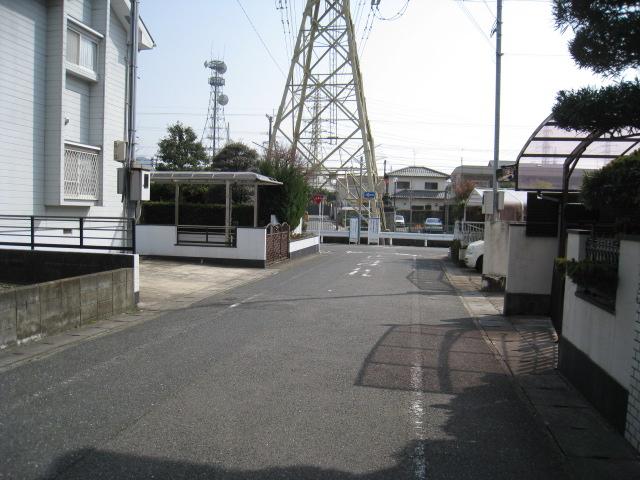 Local photos, including front road. Frontal road