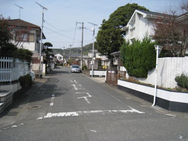 Local photos, including front road. Frontal road