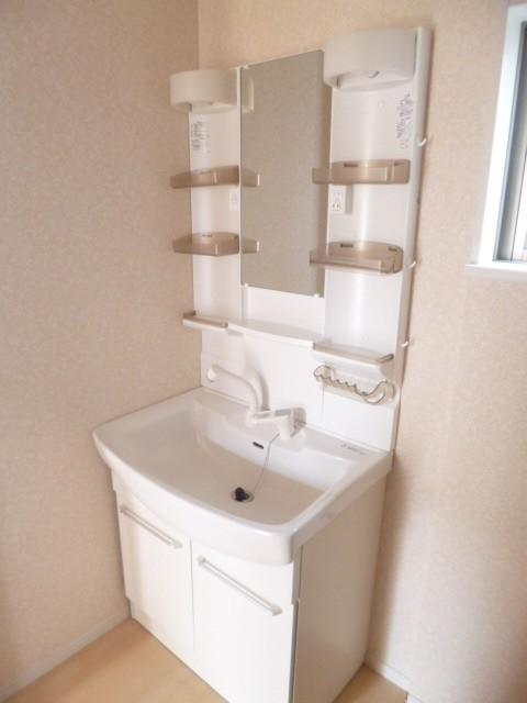 Wash basin, toilet. Vanity (same specifications)