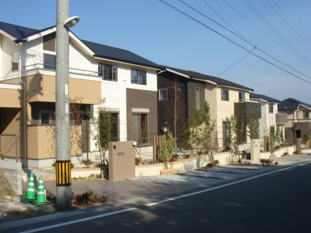 Local appearance photo. Beautiful streets lined with well-designed appearance. Achieve a high comfort living in the gentle terraced compartment (December 2012 shooting)