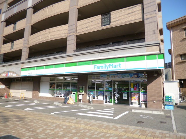 Convenience store. FamilyMart Shirakihara Yonchome store up (convenience store) 300m