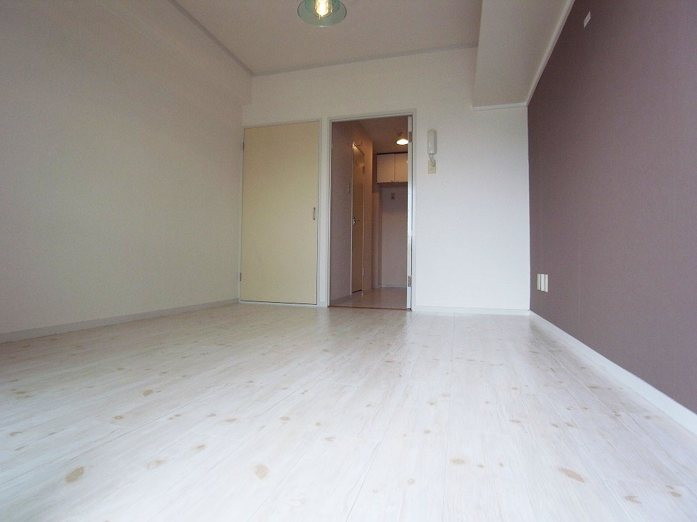 Living and room. White Flooring ・ Accent felt cloth is good