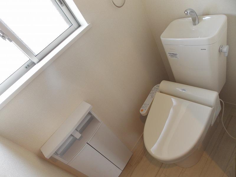 Toilet. Also with window, Brightness ・ Ventilation are both good Of course Washlet ・ Heating toilet seat is standard equipment (^_^) /