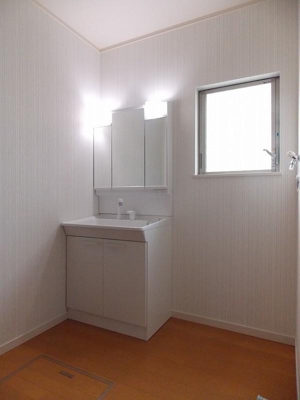 Wash basin, toilet. Washroom is bright with a window, It will also be relaxed moisture from further bath (^_^) /