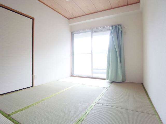 Other room space. Tatami There is also a favorite one Japanese-style room for
