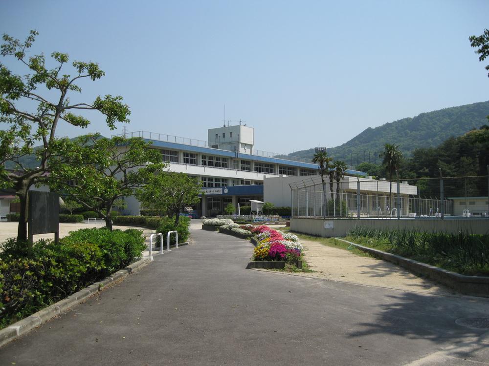 Primary school. Oshiro until elementary school 480m 6-minute walk. Even in elementary school children, Environment that can commute with confidence.