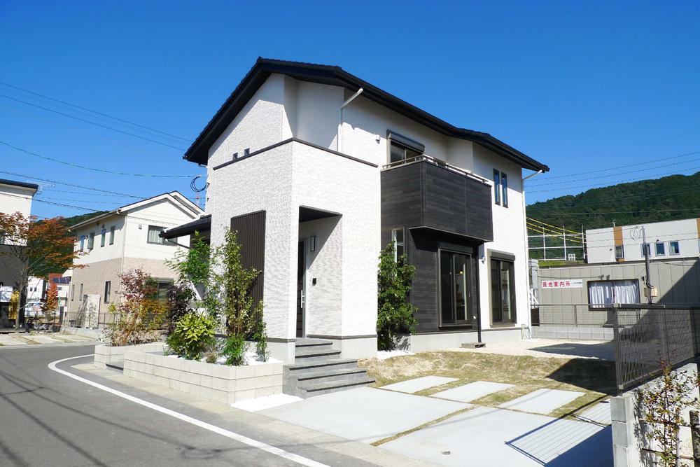Local appearance photo. "Independent house there is a picture window overlooking the Japanese and miniature garden" Japanese style and 58 city blocks of modern combination of the appearance 4-10