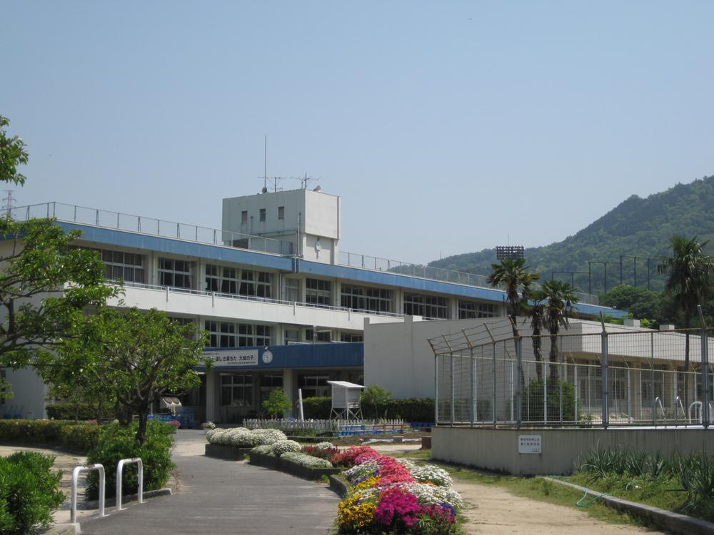 Primary school. Since Oshiro to elementary school is close to the 6-minute walk (480m), Attend you in peace without difficulty even a small first-year students.