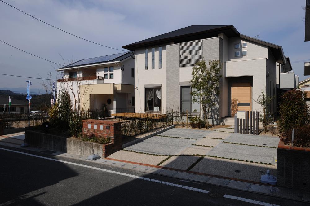 exhibition hall / Showroom. Minamiyamate exhibition hall Life-size model house to be built in the subdivision. Since the models will be helpful in building easy to close to the actual floor area