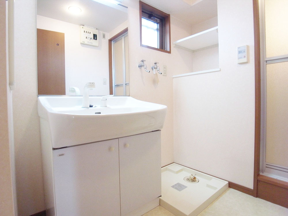 Washroom. Shampoo dresser with independent wash dressing room