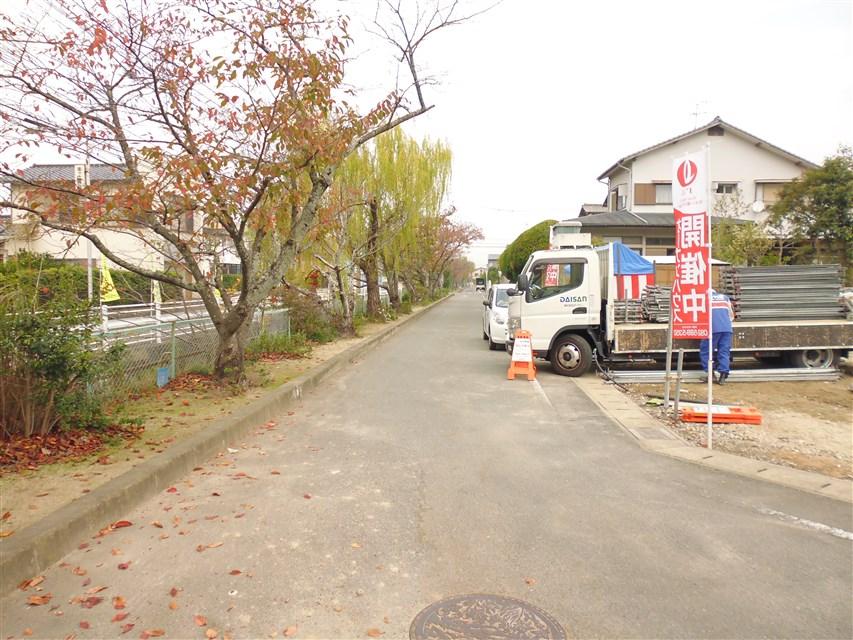 Local photos, including front road. Front road (width 4.4m)