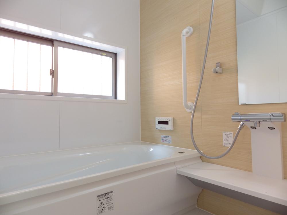 Bathroom. Hitotsubo tub of the same specification