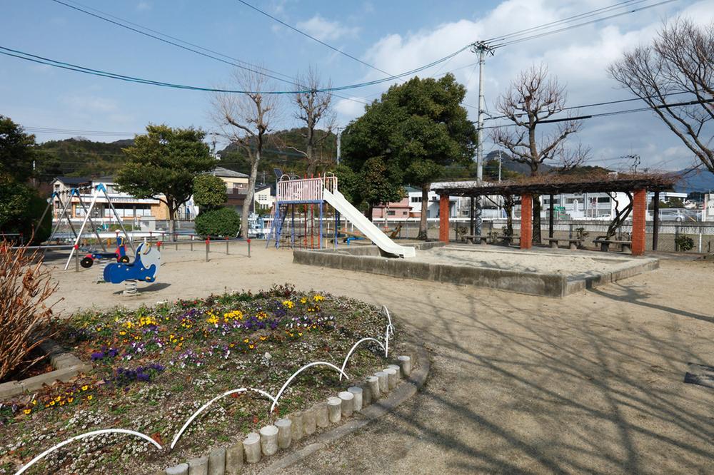 park. Nakakoen 30m until the (community center)