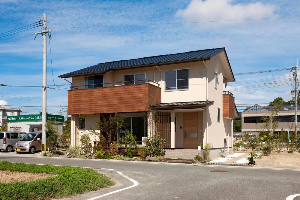 Local appearance photo. Model house appearance. "House to play with the wind" is the theme. Functional design to capture the forces of nature that does not come rustic and tired