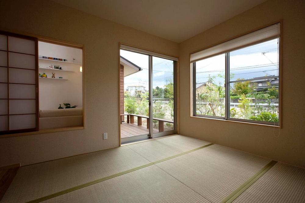 Non-living room. The best of Japanese-style is to take a nap. Then exit through the wind over the tatami between the window and the tectonic window sweep.
