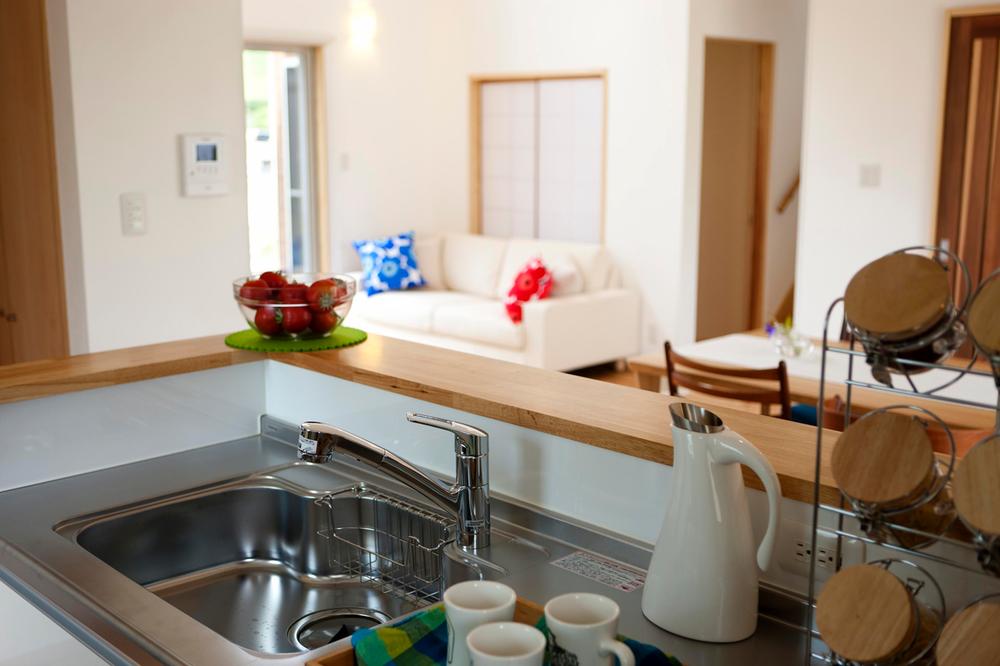 Kitchen. It opens the sliding door of a Japanese-style room, You can feel the spread of the room.