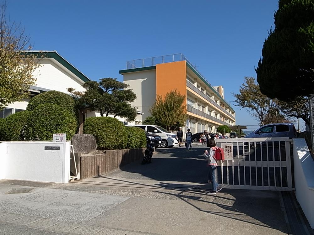 Primary school. Ōnojō stand Onominami also 700m walk about a 9-minute walk within 10 minutes and the children to elementary school to elementary school peace of mind ・ It is safe ☆