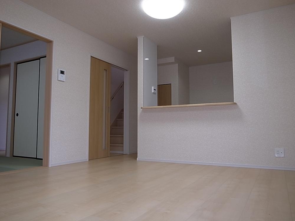Model house photo. Sense of openness is also plenty because each building with views of you hanging cupboard is not a living room from the kitchen ☆