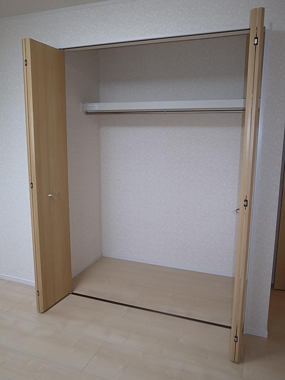 Model house photo. The closet can be stored into all pipe hangers and cupboards with your luggage ☆
