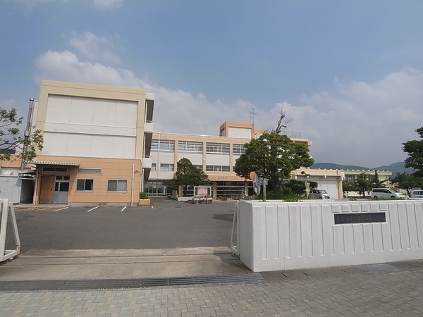 Primary school. 1050m to forest elementary school (elementary school) of Mikasa
