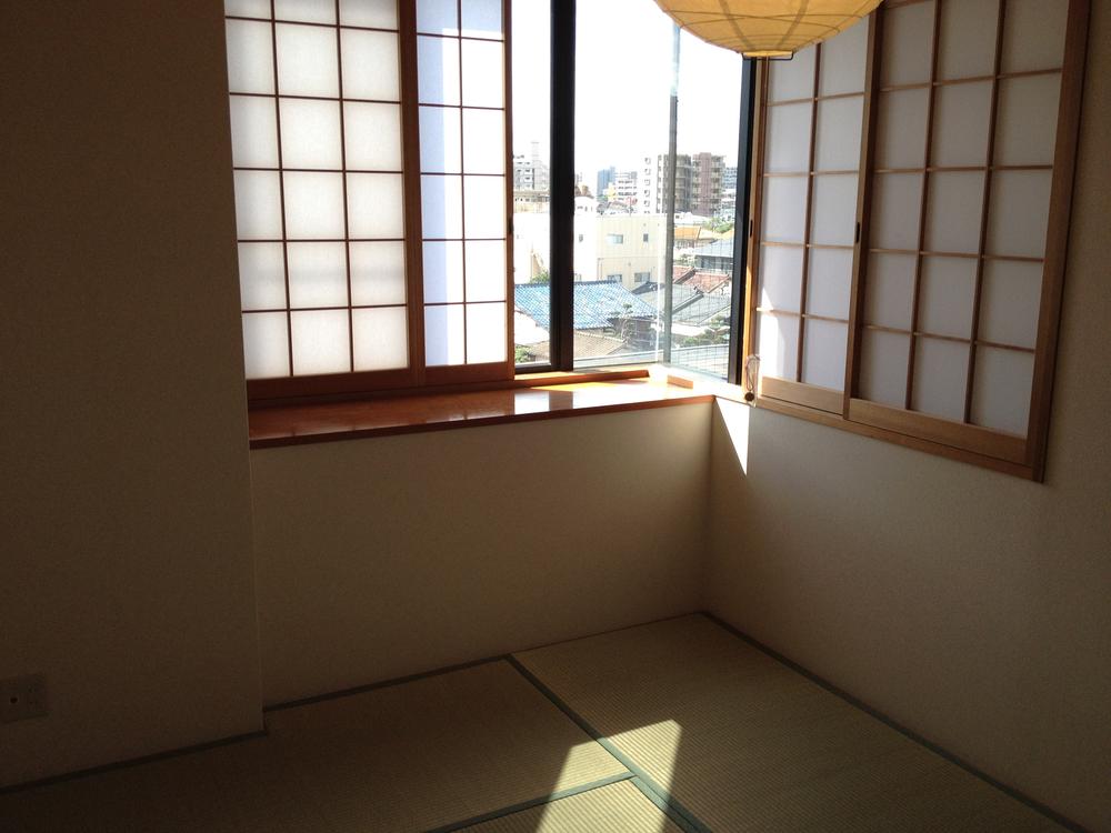 Non-living room. Japanese-style room has become the corner glass