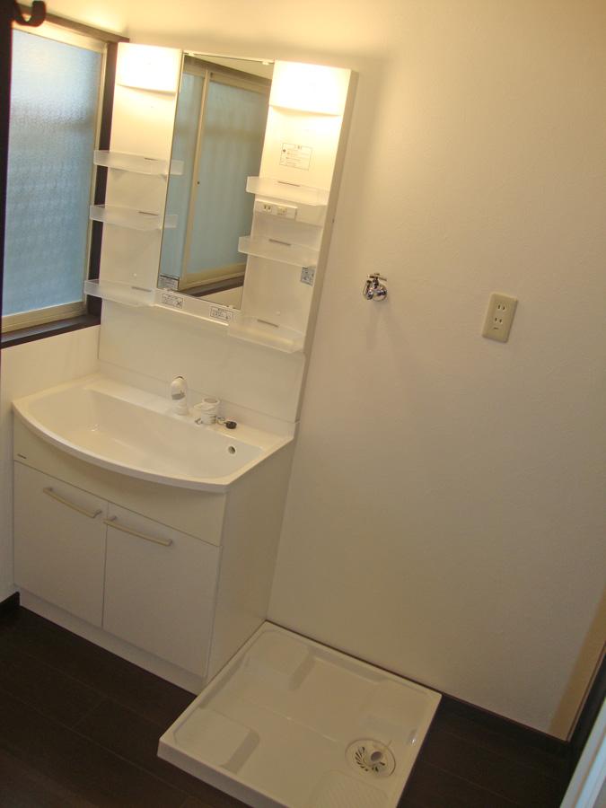 Wash basin, toilet