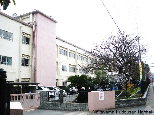 Primary school. 1053m until Ōnojō stand Onokita elementary school (elementary school)