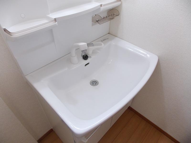 Wash basin, toilet. Spacious wash basin with shower faucet (^_^) / Since the wider washstand, (^_^) It can be used with confidence in a weak little children to wash the face /