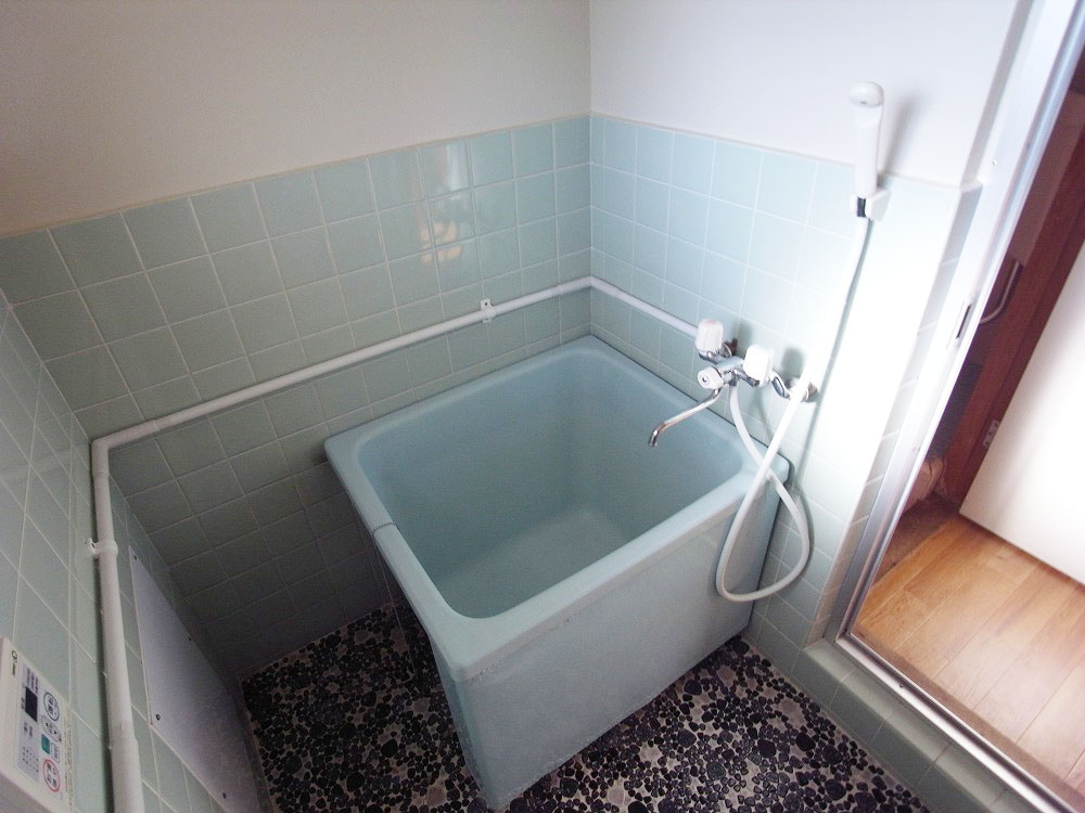 Bath. Hot water supply ・ Shower
