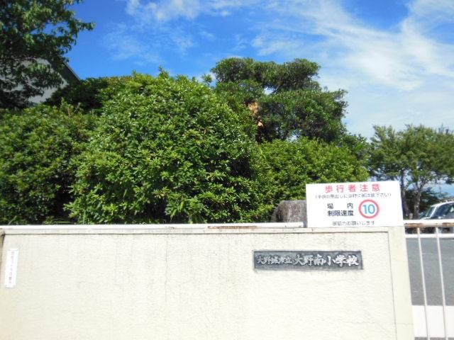 Primary school. Ōnojō stand Onominami to elementary school 884m