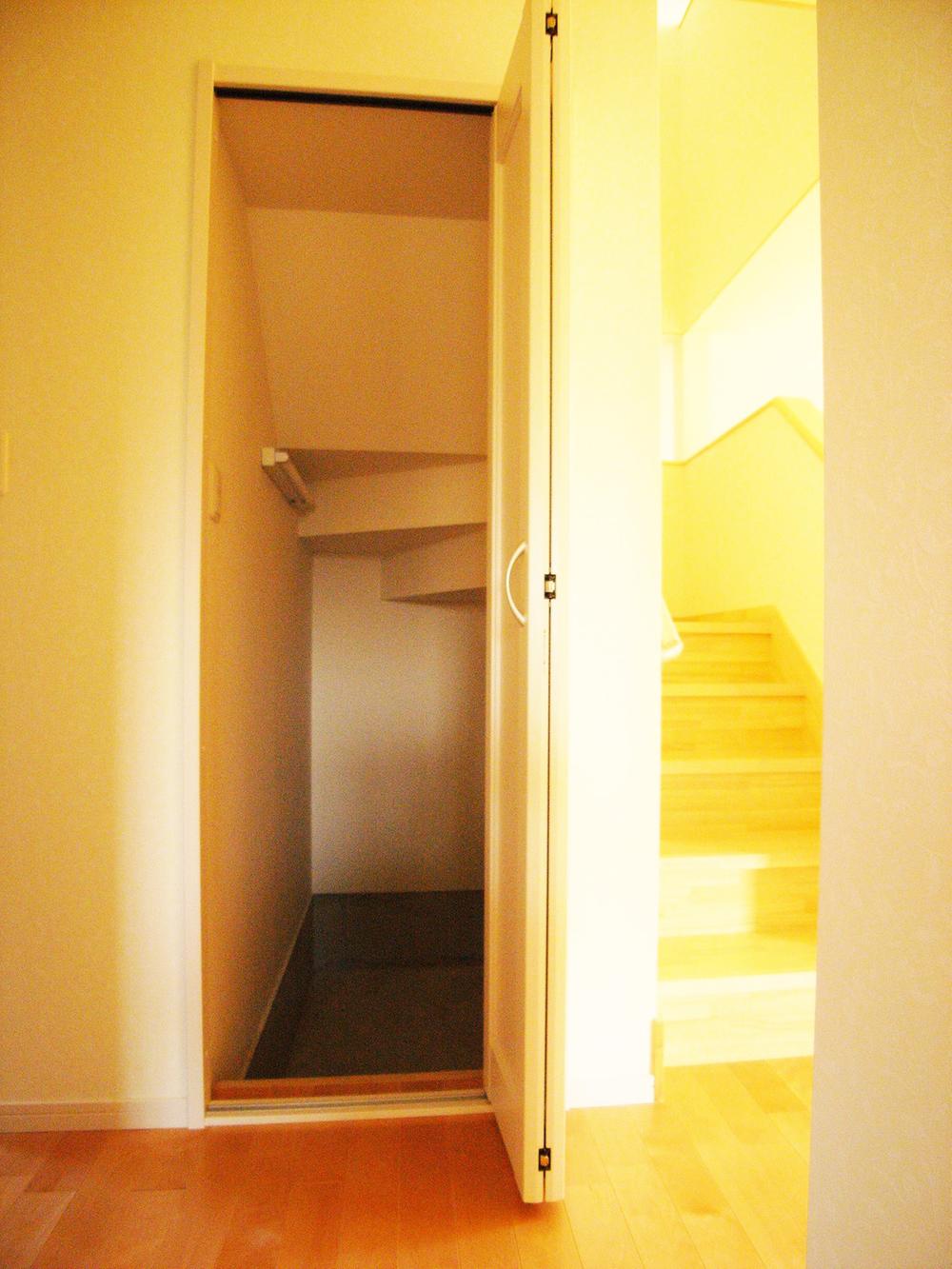 Other introspection. Stairs under underfloor storage, Other There is also a storage space in each room.