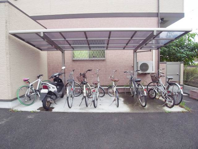 Other common areas. It is a roof with a bicycle parking lot of peace of mind even on rainy days