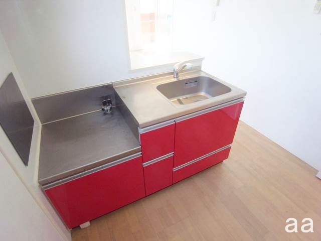 Kitchen. Accent of red is lovely (^ ○ ^)