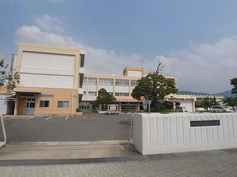 Primary school. Mikasa forest 800m walk about 10 minutes to the elementary school of