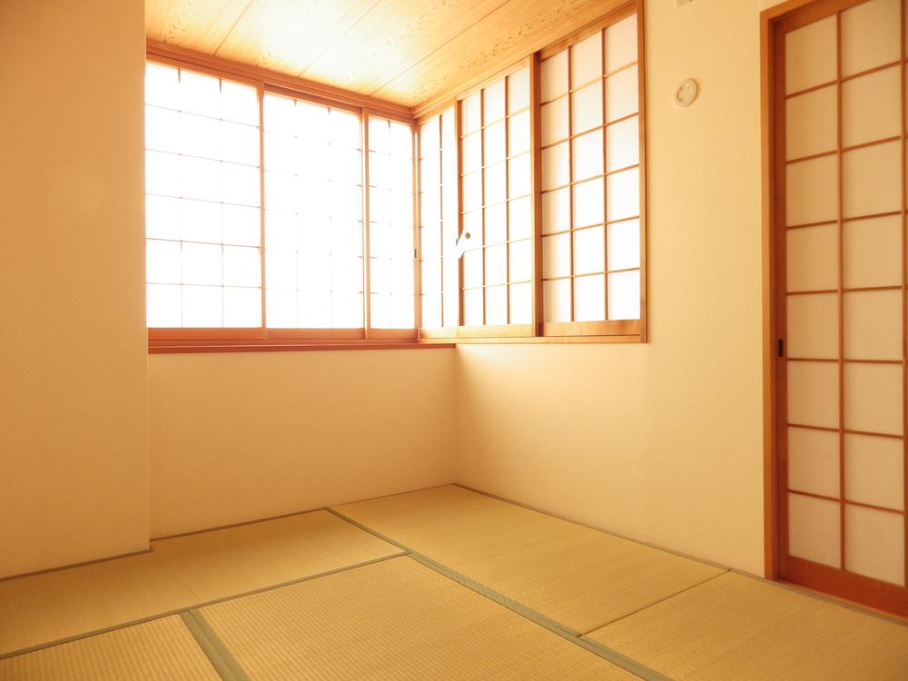Non-living room. Bright Japanese-style room will come in handy at the time of visitor.