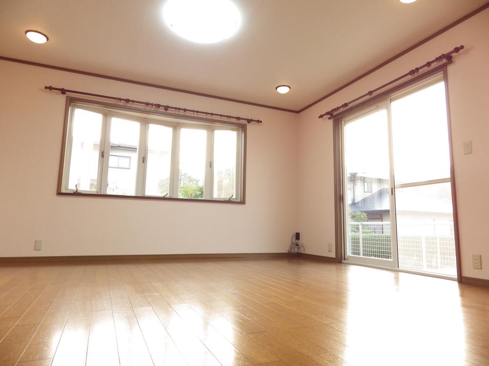 Living. Many windows, Bright living. 
