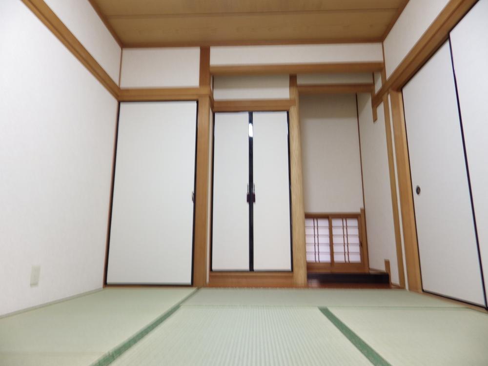 Non-living room. 1F is a Japanese-style. 