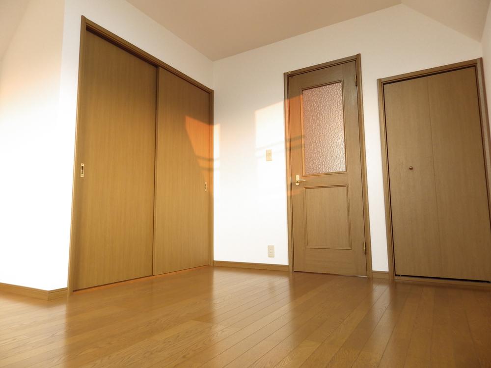 Non-living room. 2F is a Western-style is with a closet. 