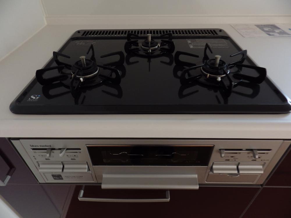 Kitchen. 3-neck of the gas stove is equipped with.
