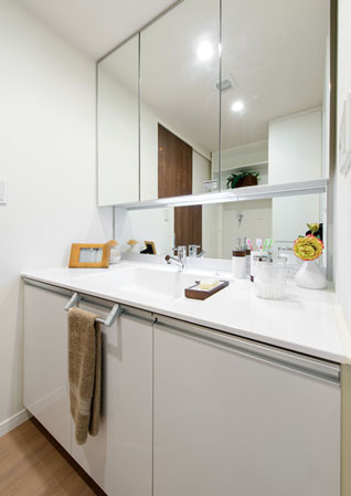 Bathing-wash room.  [Wash basin] Drawer type faucet, Wide three-sided mirror, Such as storage rack functionality high vanity