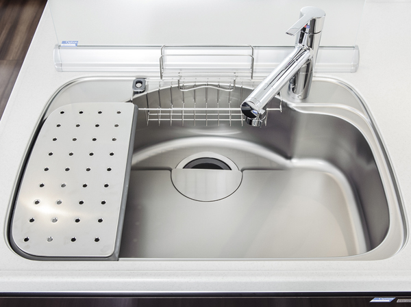 Kitchen.  [Center pocket sink] Kitchen sink noise design with reduced sound I Mizu跳. It adopted a sink that can be drained smoothly even if there is a big pot.