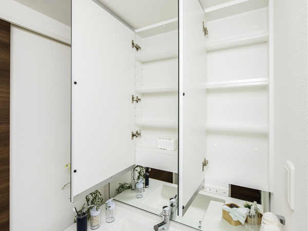 Bathing-wash room.  [Three-sided mirror housing] Wide three-sided mirror that figure can be seen in various angles, The back is a whole convenient storage.