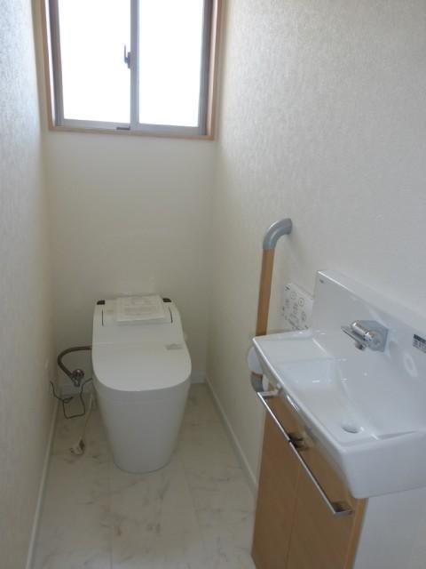 Toilet. 1F is tankless toilet! !
