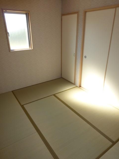 Other introspection. Japanese-style room has a nice hit yang