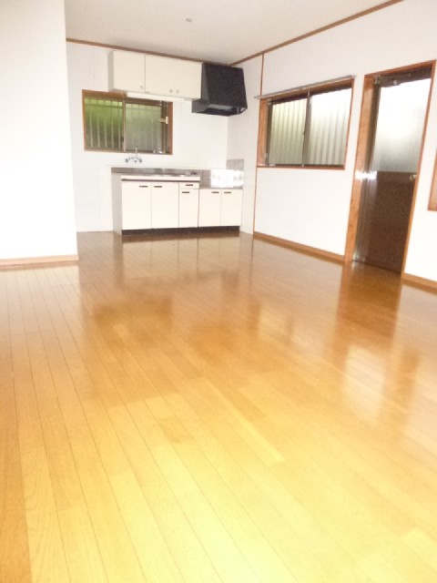 Living and room. There is a back door ☆ 