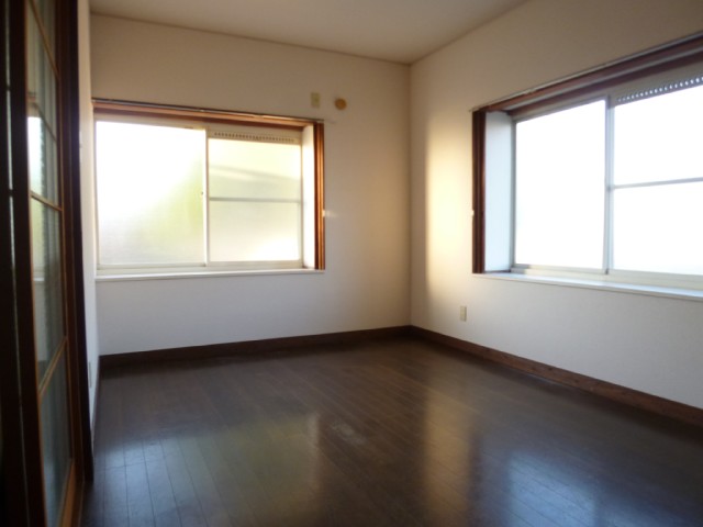 Other room space. It is a corner room ☆