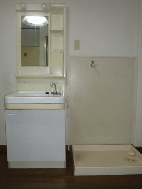 Other room space. Independent wash basin