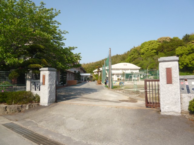 Primary school. Under Hirokawa up to elementary school (elementary school) 1800m